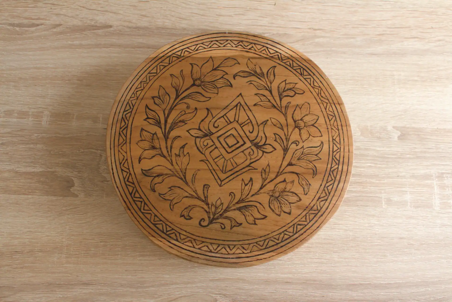 presentoir-artisanal-pyrogravure-bois-floral-2